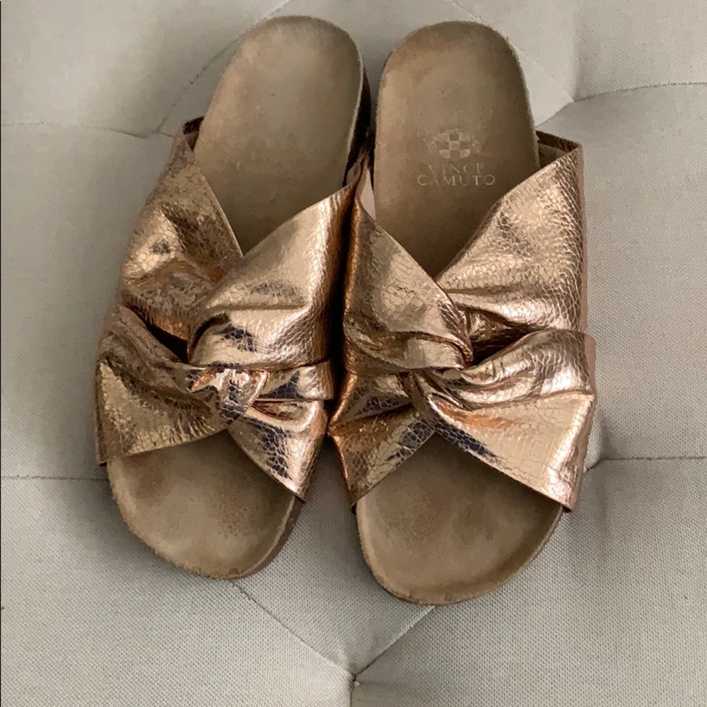 Vince Camuto slides in rose gold